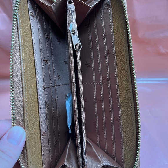 KENNETH COLE Never Used Tan Pebbled Genuine Leather Zip Around Wallet - Picture 6 of 7